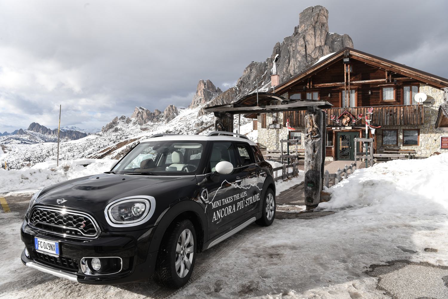 La carovana di MINI Countryman in colonna