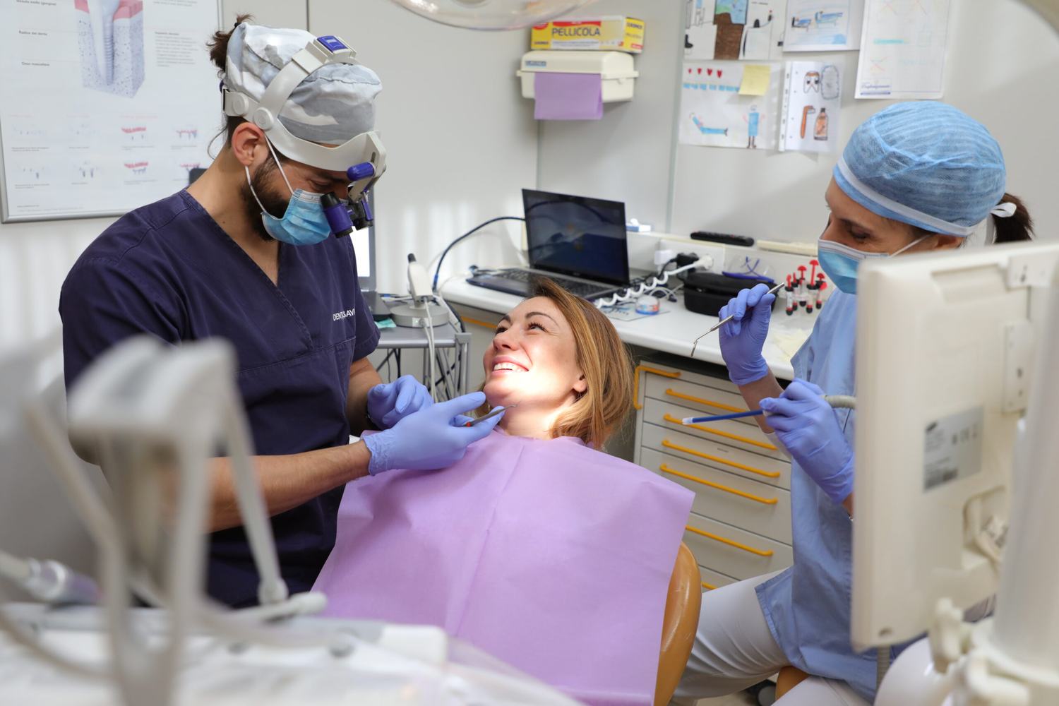 Il team di uno studio dentistico al lavoro